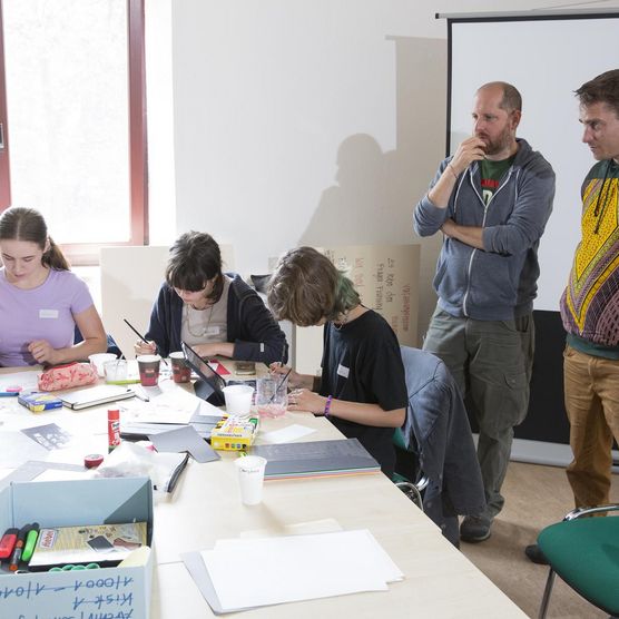 Fürs Lichtfest Leipzig 2021: Impression vom Workshop für das Projekt "WIR SIND" im Archiv Bürgerbewegung