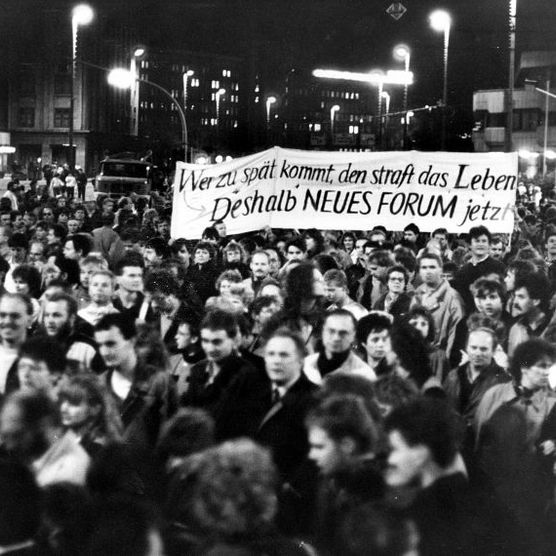 Historische Aufnahme aus dem Herbst 89: Demonstration am 30. Oktober 1989 auf dem damaligen Karl-Marx-Platz (jetzt Augustusplatz)