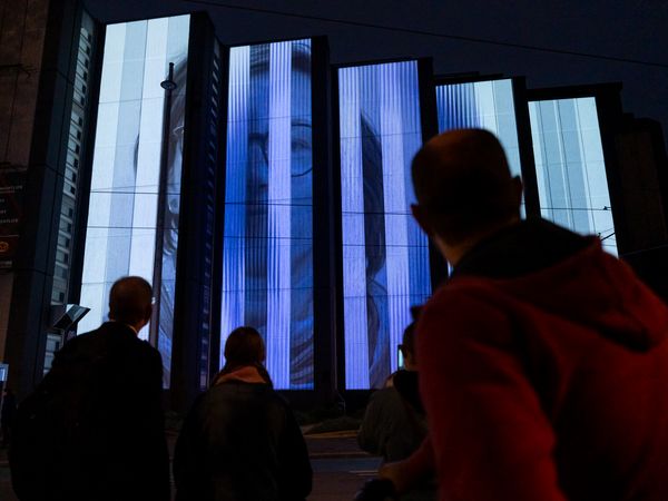 Lichtfest Leipzig 2024 mit dem Medienkunstwerk "Fortuna. Futura. Libertas." von Liudmila Siewerski Katia Sofia Ditzler, Marisol Jiménez und Charlotte Bach an der G2 Kunsthalle Leipzig