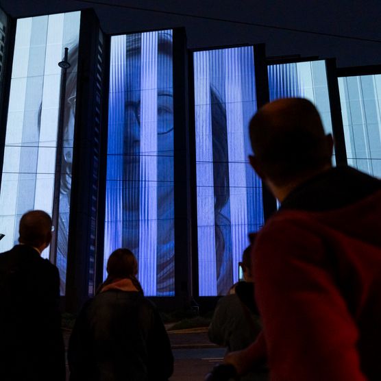 Lichtfest Leipzig 2024 mit dem Medienkunstwerk "Fortuna. Futura. Libertas." von Liudmila Siewerski Katia Sofia Ditzler, Marisol Jiménez und Charlotte Bach an der G2 Kunsthalle Leipzig