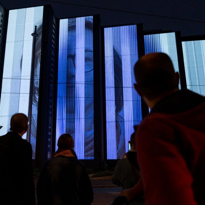 Lichtfest Leipzig 2024 mit dem Medienkunstwerk "Fortuna. Futura. Libertas." von Liudmila Siewerski Katia Sofia Ditzler, Marisol Jiménez und Charlotte Bach an der G2 Kunsthalle Leipzig