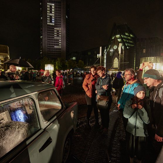 Lichtfest Leipzig 2023: „Trabi“ von Signal Creative aus Prag – audiovisuelle Installation mit zwölf Trabis auf dem Augustusplatz Leipzig