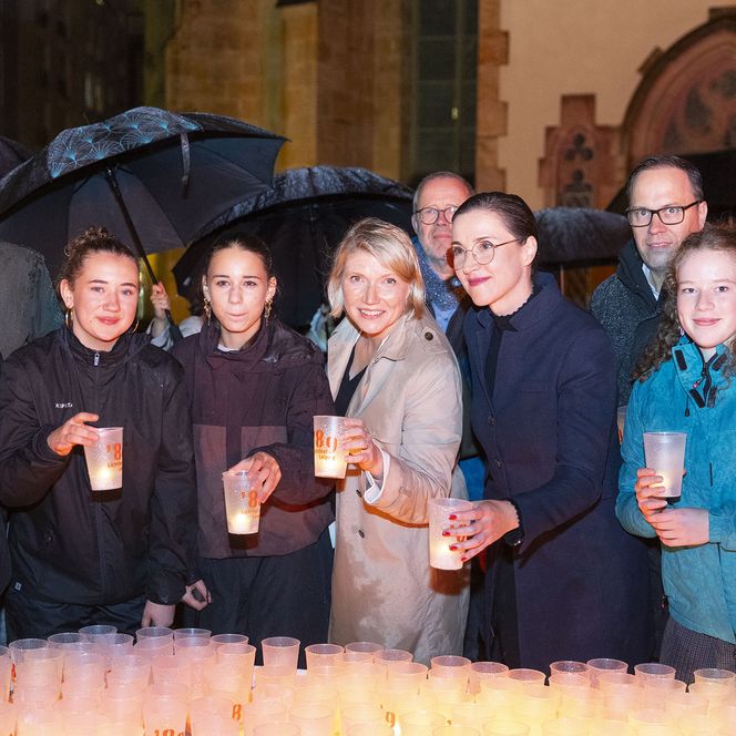 Lichtfest 2026: Am Kerzenpodest: Vicki Felthaus, Bürgermeisterin und Beigeordnete für Jugend, Schule und Demokratie der Stadt Leipzig und Cathryn Clüver Ashbrook, die in der Nikolaikirche die Rede zur Demokratie hielt