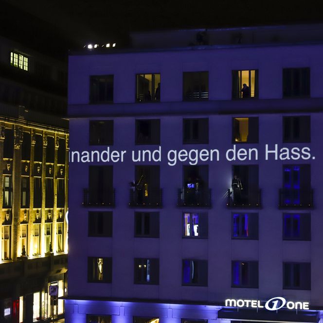 Das Lichtfest Leipzig 2020 auf dem Nikolaikirchhof mit Kerzenpodest und Lichtprojekten