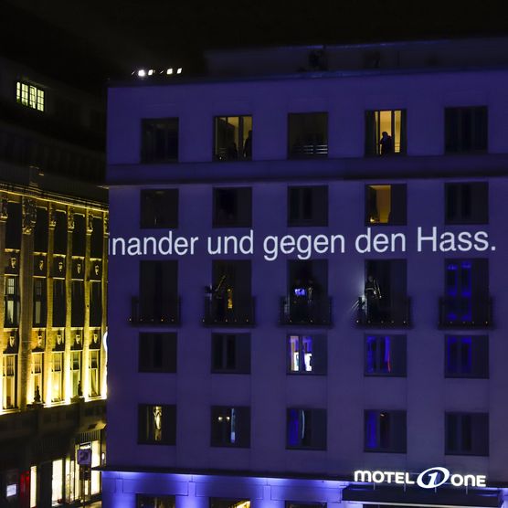 Das Lichtfest Leipzig 2020 auf dem Nikolaikirchhof mit Kerzenpodest und Lichtprojekten