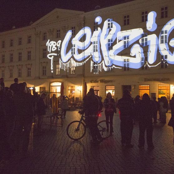 Lichtfest Leipzig 2022: digitales Graffiti und Performance "Demokratie braucht Farbe – Sprüh mit!" von Cart‘1 und Matthieu Tercieux auf dem Richard-Wagner-Platz