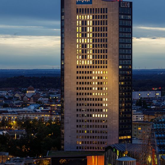 Das Lichtfest Leipzig 2024 feierte am 9. Oktober 2024 35 Jahre Friedliche Revolution – Blick auf Leipzigs Innenstadt vom Wintergartenhochhaus