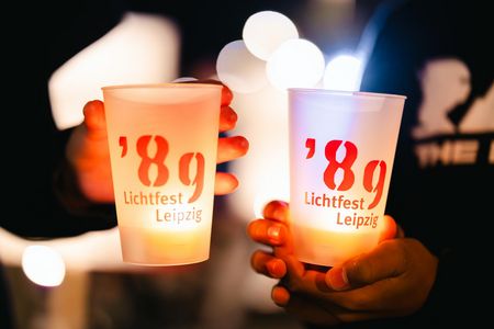 Lichtfest Leipzig mit Kerzen zur Feier der Friedlichen Revolution im Herbst 89 in Leipzig