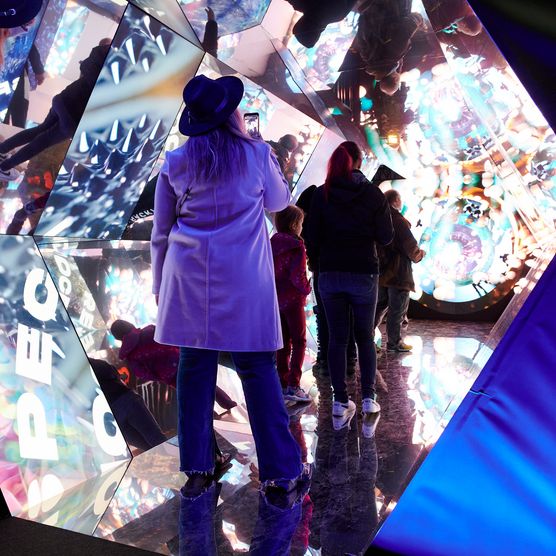 Lichtfest Leipzig 2022: begehbares Kaleidoskop "Das ICH und das WIR" von Betty Mü auf dem Burgplatz Leipzig