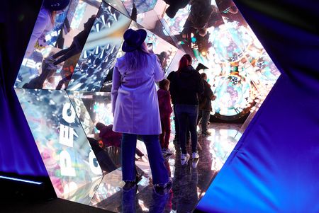 Lichtfest Leipzig 2022: begehbares Kaleidoskop "Das ICH und das WIR" von Betty Mü auf dem Burgplatz Leipzig