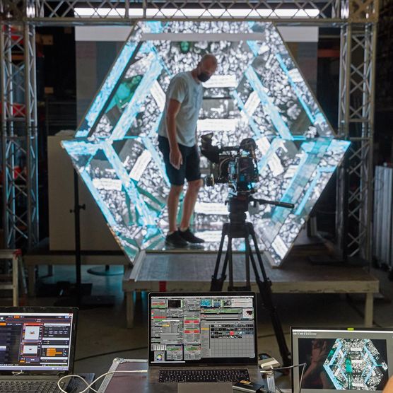 Vor dem Lichtfest Leipzig 2022: Beim Workshop zu Betty Müs Projekt „Das ICH und das WIR“ diskutierte die Künstlerin gemeinsam mit Leipziger Studierenden Fragestellungen