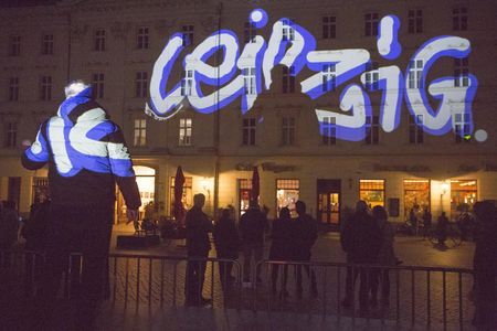 Lichtfest Leipzig 2022: digitales Graffiti und Performance "Demokratie braucht Farbe – Sprüh mit!" von Cart‘1 und Matthieu Tercieux auf dem Richard-Wagner-Platz