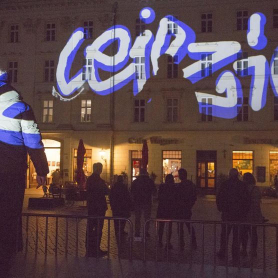 Lichtfest Leipzig 2022: digitales Graffiti und Performance "Demokratie braucht Farbe – Sprüh mit!" von Cart‘1 und Matthieu Tercieux auf dem Richard-Wagner-Platz