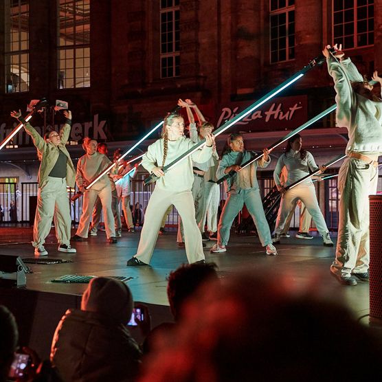 Tanz- und Lichtperformance vor dem Hauptbahnhof Leipzig für das Lichtfest Leipzig 2024