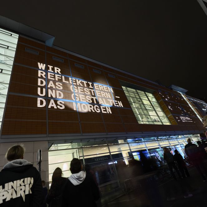Lichtfest Leipzig: Das Projekt „Wogen/Surge" von Julian Hölscher auf dem Neumarkt