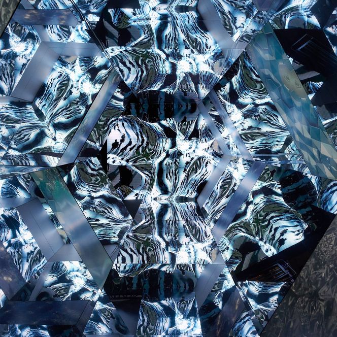 Lichtfest Leipzig 2022: begehbares Kaleidoskop "Das ICH und das WIR" von Betty Mü auf dem Burgplatz Leipzig