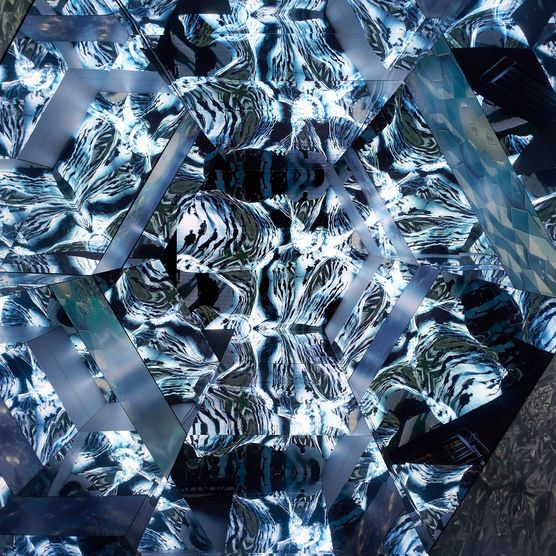 Lichtfest Leipzig 2022: begehbares Kaleidoskop "Das ICH und das WIR" von Betty Mü auf dem Burgplatz Leipzig
