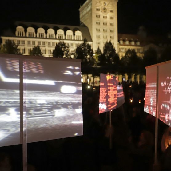 Lichtfest Leipzig 2021: partizipative Videoinstallation "WIR SIND" von Glowing Bulbs auf dem Augustusplatz Leipzig
