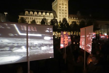 Lichtfest Leipzig 2021: partizipative Videoinstallation "WIR SIND" von Glowing Bulbs auf dem Augustusplatz Leipzig