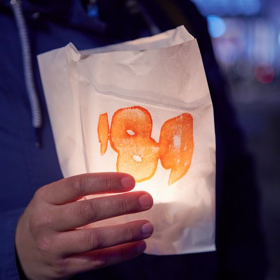 Lichtfest Leipzig 2021: Kerzen dienen als elementares Symbol für die Friedliche Revolution, die hier auf dem Nikolaikirchhof ihren Anfang