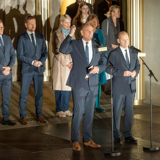 Lichtfest Leipzig 2024 Eröffnung auf dem Augustusplatz mit Grußworten von Olaf Scholz und Burkhard Jung u. a. 