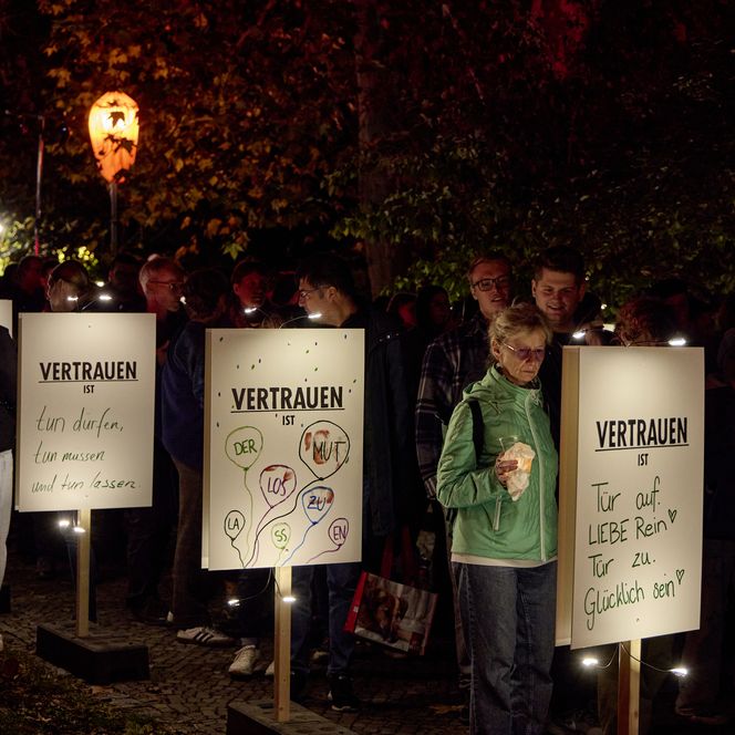 Lichtfest Leipzig 2025: Lichtweg mit dem Projekt „Vertrauen – Freiheit – Verantwortung“ von Anke Stiller