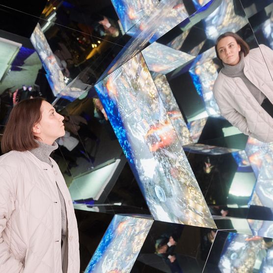 Lichtfest Leipzig 2022: begehbares Kaleidoskop "Das ICH und das WIR" von Betty Mü auf dem Burgplatz Leipzig