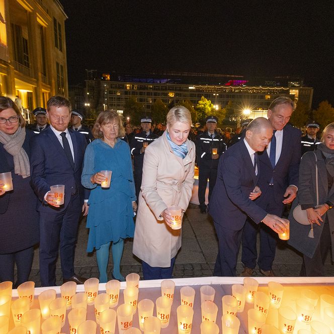 Ehrengäste beim Lichtfest Leipzig 2024 auf dem Augustusplatz, darunter Dr. Skadi Jennicke, Sachsens Ministerpräsident Michael Kretschmer, die ehemalige Bürgerrechtlerin Manuela Schwesig, Bundeskanzler Olaf Scholz, Leipzigs Oberbürgermeister Burkhard Jung und dessen Ehefrau Ayleena Jung.