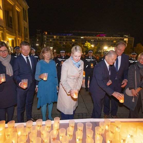 Ehrengäste beim Lichtfest Leipzig 2024 auf dem Augustusplatz, darunter Dr. Skadi Jennicke, Sachsens Ministerpräsident Michael Kretschmer, die ehemalige Bürgerrechtlerin Manuela Schwesig, Bundeskanzler Olaf Scholz, Leipzigs Oberbürgermeister Burkhard Jung und dessen Ehefrau Ayleena Jung.