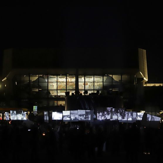 Lichtfest Leipzig 2021: partizipative Videoinstallation "WIR SIND" von Glowing Bulbs auf dem Augustusplatz Leipzig