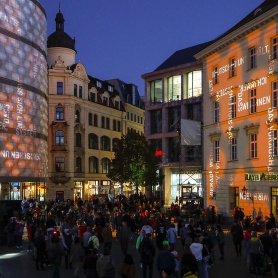 Lichtfest Leipzig 2021: interaktives Lichtprojekt "89 Stimmen" von Loomaland auf dem Richard-Wagner-Platz