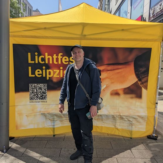 Am 4. Juni 2023 wagten sich zahlreiche Stadtfestbesucherinnen und -besucher vor die Linse von Philipp Geist. Der Berliner Künstler verwendete die Fotoaufnahmen im Rahmen seines Projekts am Burgplatz verwenden – einer Großprojektion auf Neues Rathaus und Stadthaus.