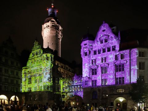 Lichtfest Leipzig 2023: Lichtinstallation mit Chormusik „WIR – Leipzig 2023“ von Philipp Geist und Lukas Taido auf dem Burgplatz Leipzig