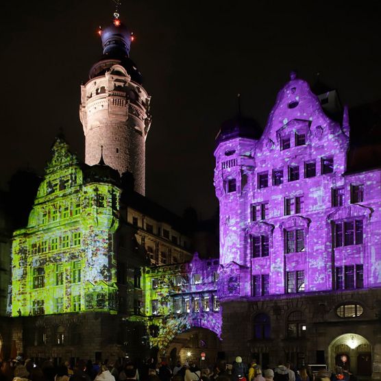 Lichtfest Leipzig 2023: Lichtinstallation mit Chormusik „WIR – Leipzig 2023“ von Philipp Geist und Lukas Taido auf dem Burgplatz Leipzig