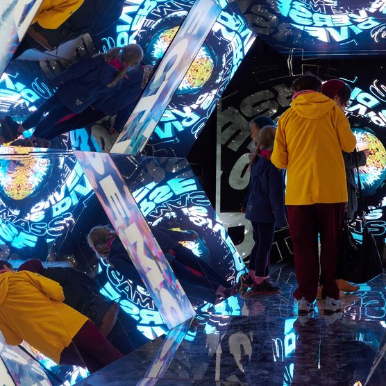 Lichtfest Leipzig 2022: begehbares Kaleidoskop "Das ICH und das WIR" von Betty Mü auf dem Burgplatz Leipzig