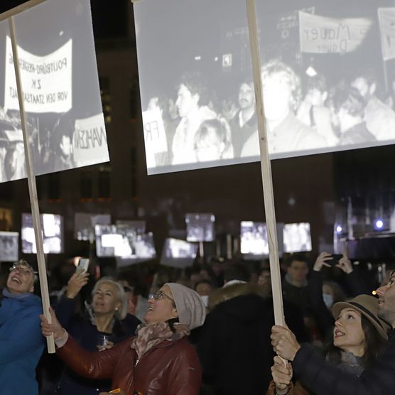 Lichtfest Leipzig 2021: partizipative Videoinstallation "WIR SIND" von Glowing Bulbs auf dem Augustusplatz Leipzig