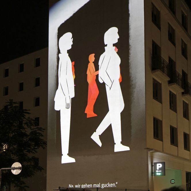 Lichtfest Leipzig 2024 mit Lichtprojektion "Where did the hero come from?" von EunJin Park am Nikolaikirchhof Leipzig