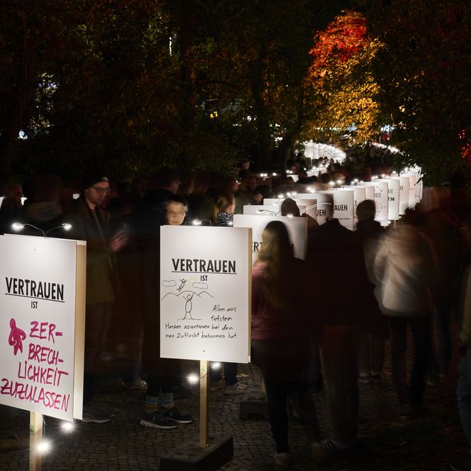 Lichtfest Leipzig 2025: das Projekt „Vertrauen – Freiheit – Verantwortung" von Anke Stiller