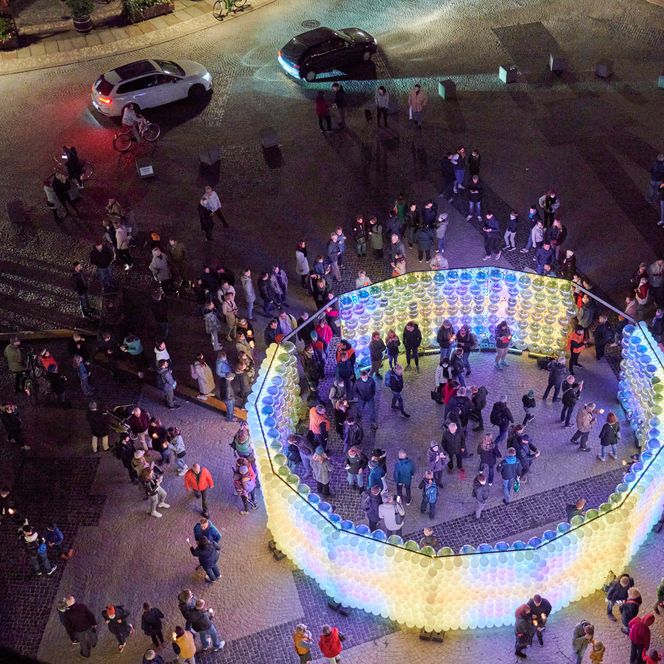 Lichtfest Leipzig 2021: dynamische und begehbare Lichtinstallation "Ring (do/undo/redo)" von Brut Deluxe auf dem Burgplatz