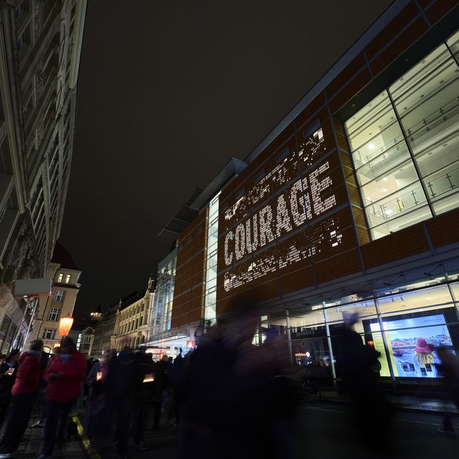 Lichtfest Leipzig: Das Projekt „Wogen/Surge" von Julian Hölscher auf dem Neumarkt