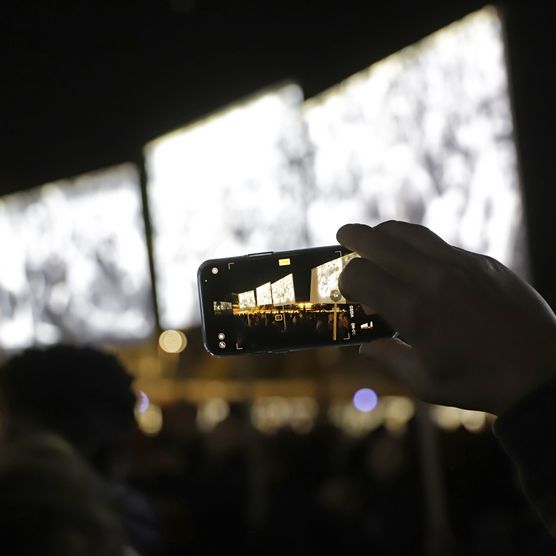Lichtfest Leipzig 2021: partizipative Videoinstallation "WIR SIND" von Glowing Bulbs auf dem Augustusplatz Leipzig