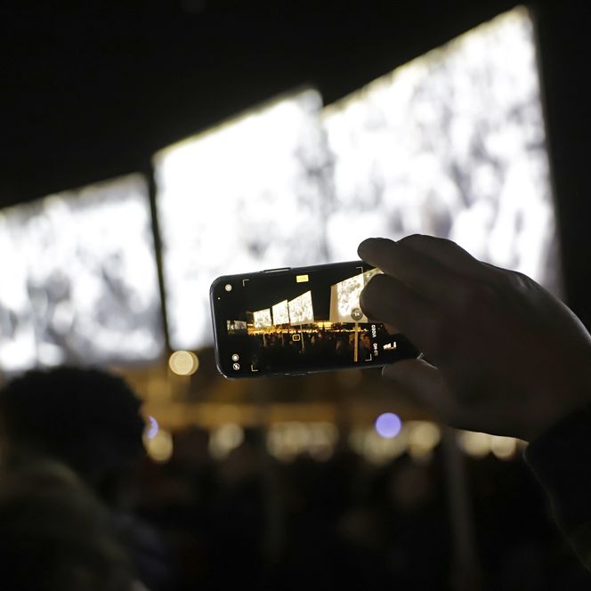 Lichtfest Leipzig 2021: partizipative Videoinstallation "WIR SIND" von Glowing Bulbs auf dem Augustusplatz Leipzig
