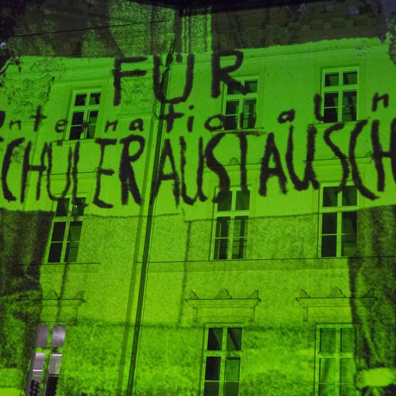 Lichtfest Leipzig 2022: digitales Graffiti und Performance "Demokratie braucht Farbe – Sprüh mit!" von Cart‘1 und Matthieu Tercieux auf dem Richard-Wagner-Platz
