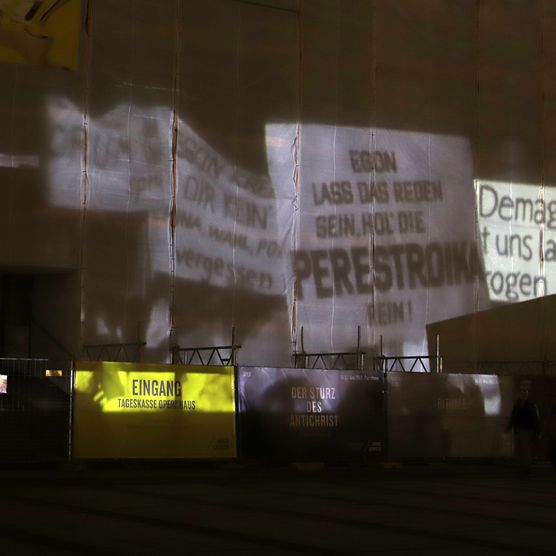 Lichtfest Leipzig 2021: partizipative Videoinstallation "WIR SIND" von Glowing Bulbs auf dem Augustusplatz Leipzig