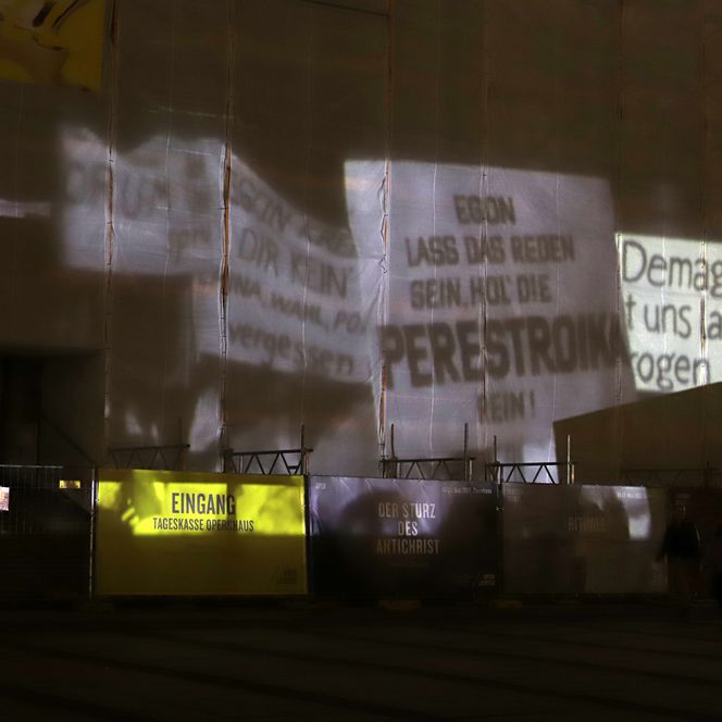Lichtfest Leipzig 2021: partizipative Videoinstallation "WIR SIND" von Glowing Bulbs auf dem Augustusplatz Leipzig