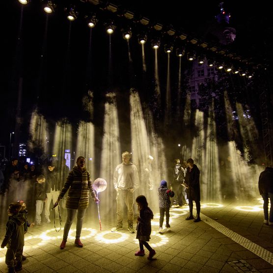 Lichtfest Leipzig 2024 mit der interaktiven Installation "Barriere" von Philip Ross