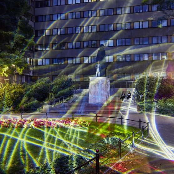 Lichtfest Leipzig 2019: Eröffnung Lichtraum 4 "Keine Gewalt!" im Innenhof der ehemaligen Stasi-Zentrale/Runde Ecke