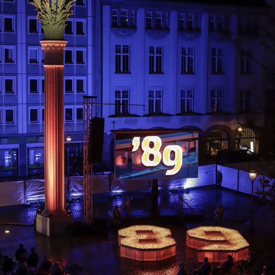 Das Lichtfest Leipzig 2020 auf dem Nikolaikirchhof mit Kerzenpodest und Lichtprojekten