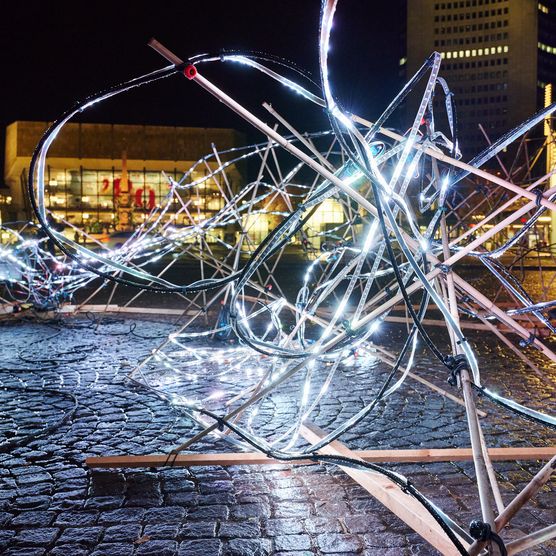 Lichtfest Leipzig 2024: Im Rahmen des Lichtfest XXL war das Projekt Stringed von Gijs van Bon über den 9. Oktober hinaus bis zum 12. Oktober auf dem Augustusplatz zu sehen