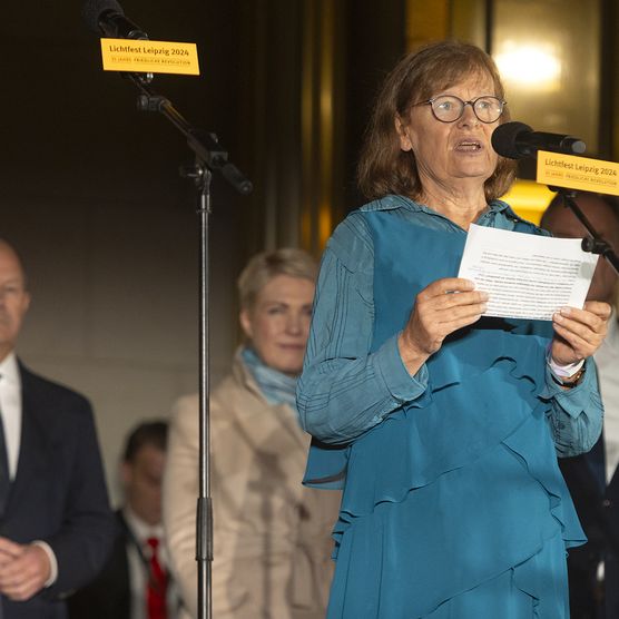 Elke Urban spricht bei der Eröffnung des Lichtfest Leipzig 2024